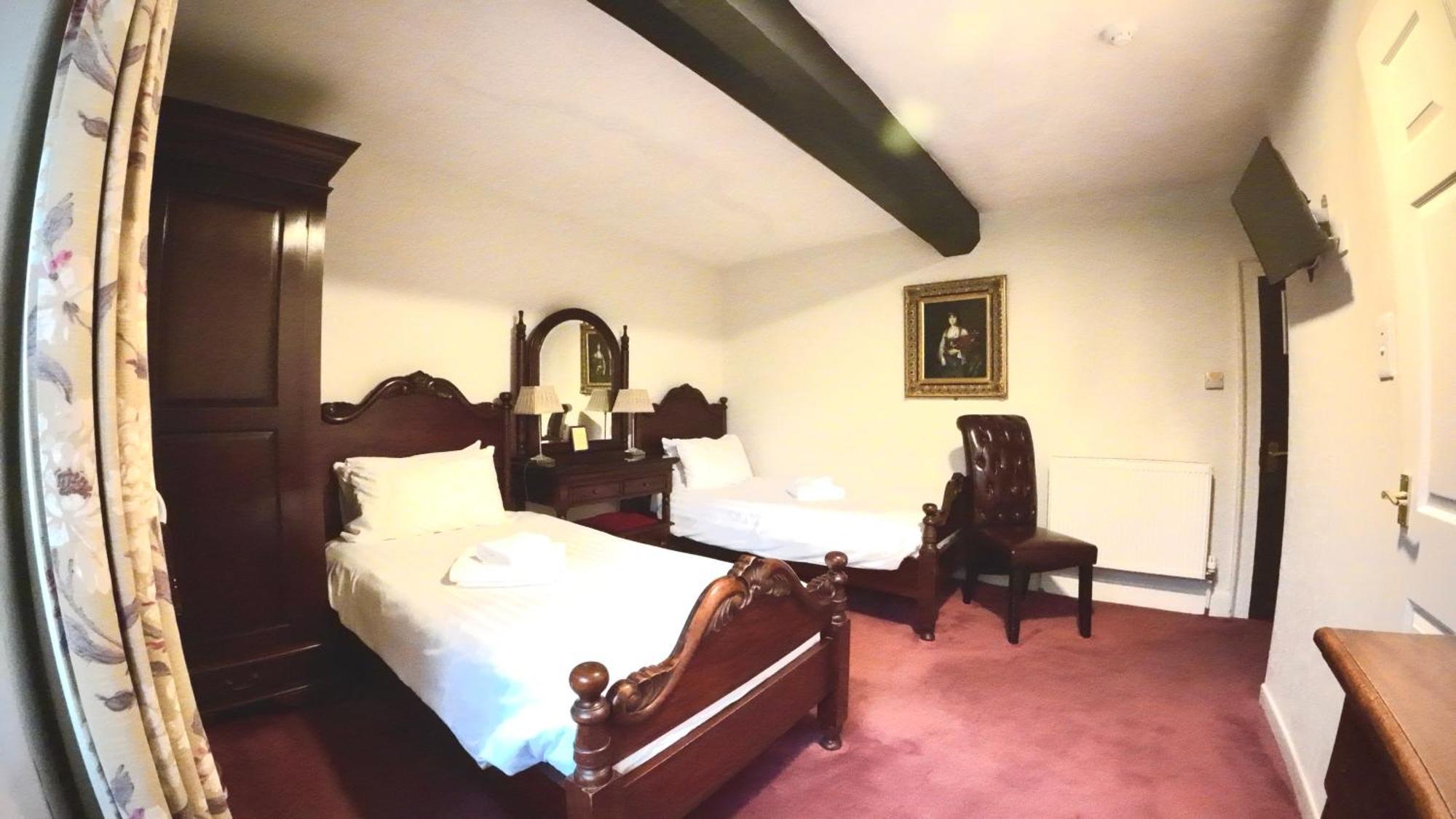 The Old Manor House Hotel Кейншам Екстериор снимка