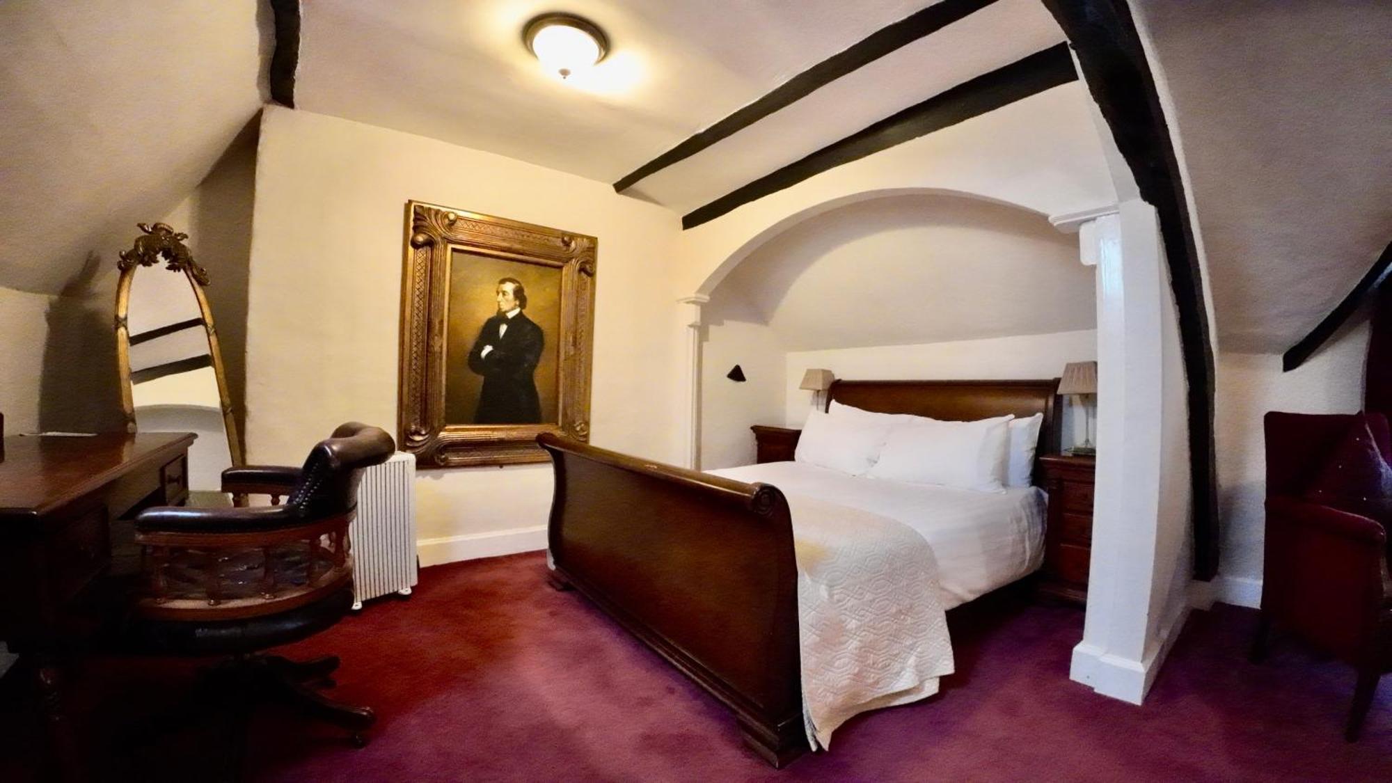 The Old Manor House Hotel Кейншам Екстериор снимка
